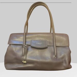 Radley, Burnham Beeches London bag in taupey grey. Pockets +, magnetic closure.